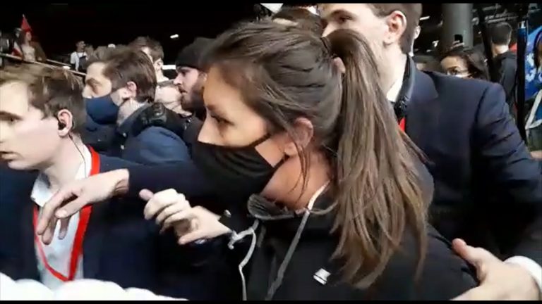 VIDEO EXCLUSIV | Bătaie cu scaune la lansarea candidaturii la prezidențiale a lui Eric Zemmour. O jurnalistă, scoasă cu forța din sală