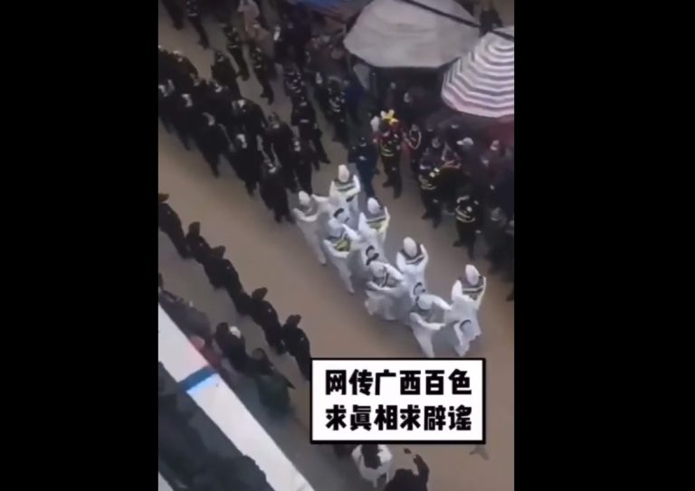 VIDEO | Scene sinistre: Jandarmii chinezi defilează cu patru suspecți care ar fi încălcat regulile anti-COVID