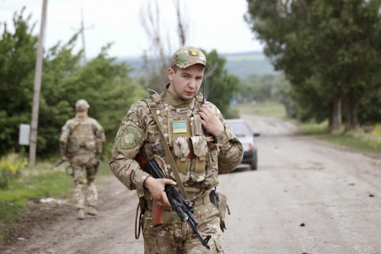CEPA: Exclusă de la discuțiile SUA-Rusia, Ucraina se pregătește de luptă