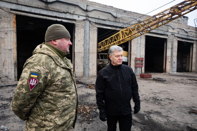 Ucraina trebuie să „acționeze ca Churchill” pentru a ține piept Rusiei, crede Poroșenko. Un soldat ucrainean câștigă mai puțin decât un paznic de supermarket