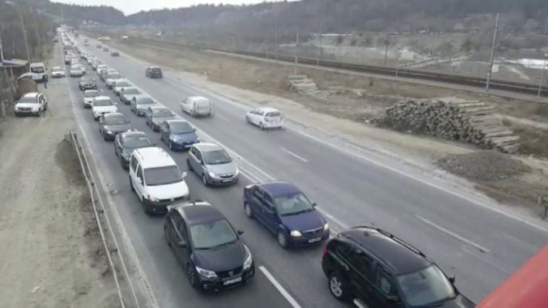 Sunt șanse mici ca traficul halucinant de pe Valea Prahovei să se decongestioneze în următorii cinci ani. Precizările lui Grindeanu