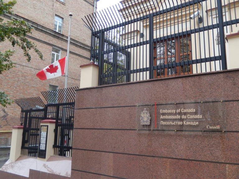 Canada retrage familiile personalului diplomatic de la Kiev
