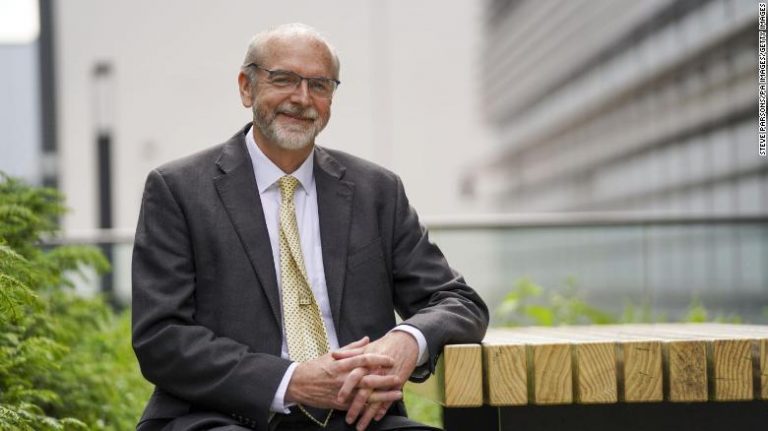 Nu putem vaccina planeta la fiecare 6 luni, afirmă șeful Comitetului de Vaccinare din Marea Britanie și unul din creatorii vaccinului AstraZeneca