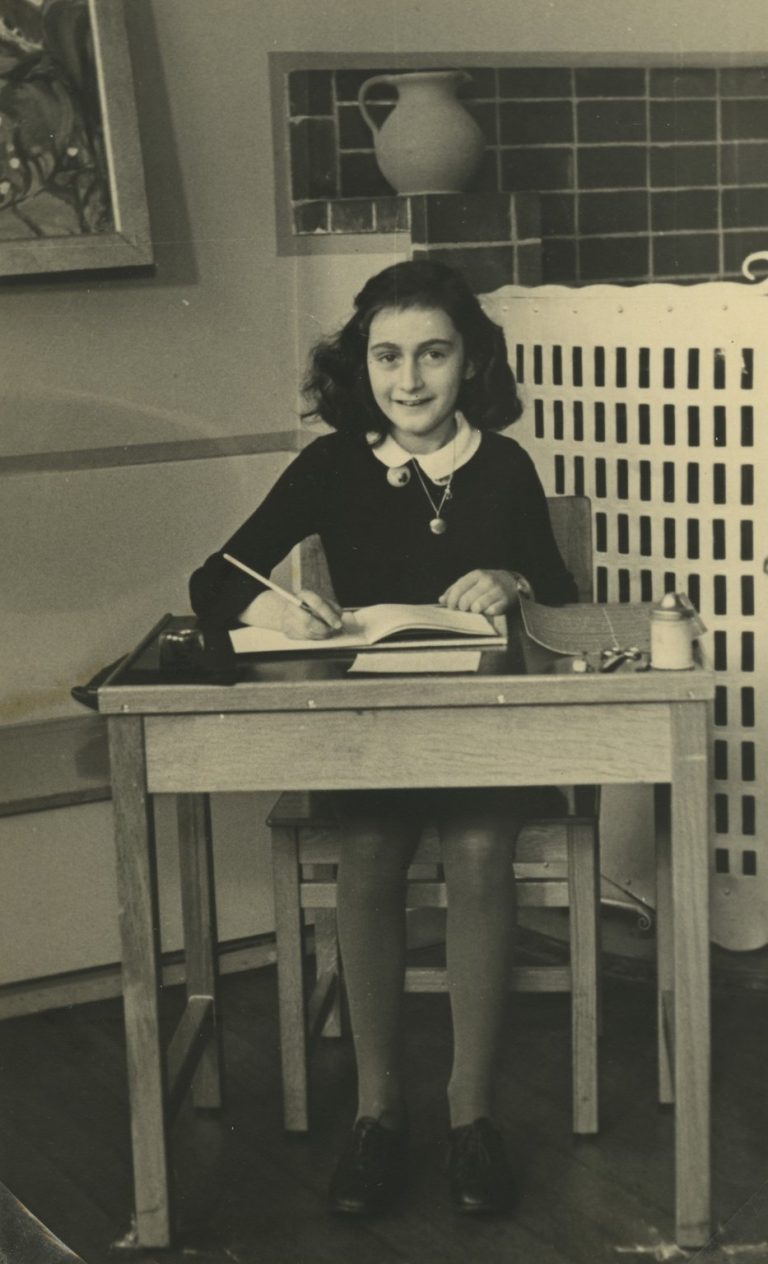 Un fost agent FBI ar fi descoperit cine i-a ajutat pe naziști să o găsească pe Anne Frank