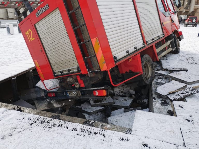 VIDEO | Două autoutilitare au căzut pe rând într-o fântână publică din Satu Mare