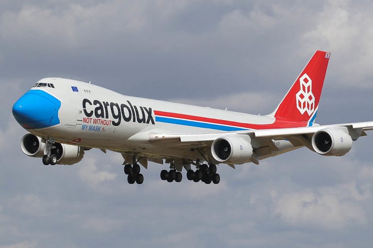Un pasager clandestin a supravieţuit unui zbor de 11 ore în compartimentul roţilor unui avion