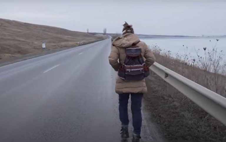 O elevă din Iași merge pe jos 26 de kilometri ca să ajungă la școală