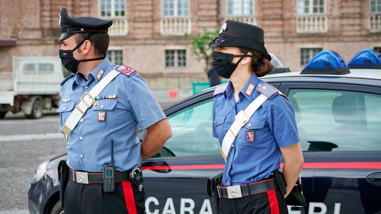 O familie de români a ținut în captivitate un pensionar italian zece ani. I-au luat 100.000 de euro din pensie