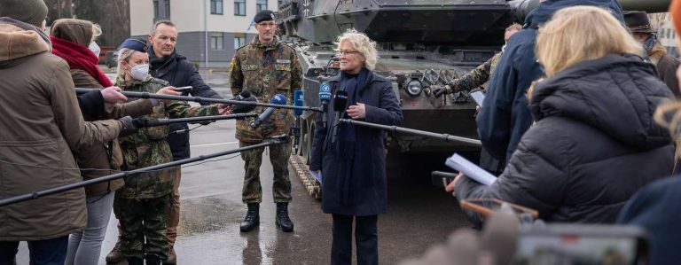 Christine Lambrecht: Obuzierele germane de tip Panzerhaubitze 2000 vor putea fi în curând utilizate în războiul din Ucraina