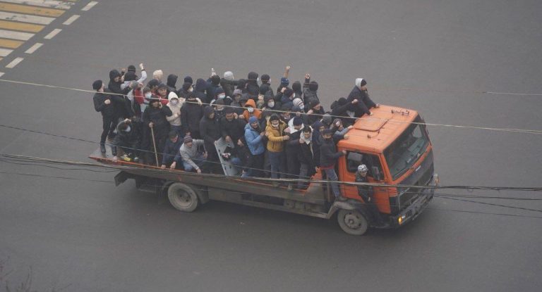 VIDEO | Răzmerița uriașă din Kazahastan a dus la demisia guvernului. Prețurile mari la combustibil au aprins scânteia manifestațiilor