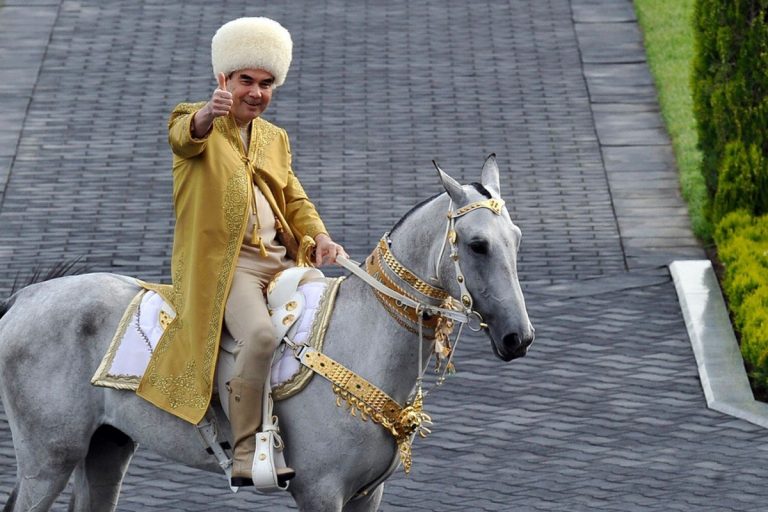 VIDEO | Preşedintele Turkmenistanului vrea să închidă “Poarta iadului”