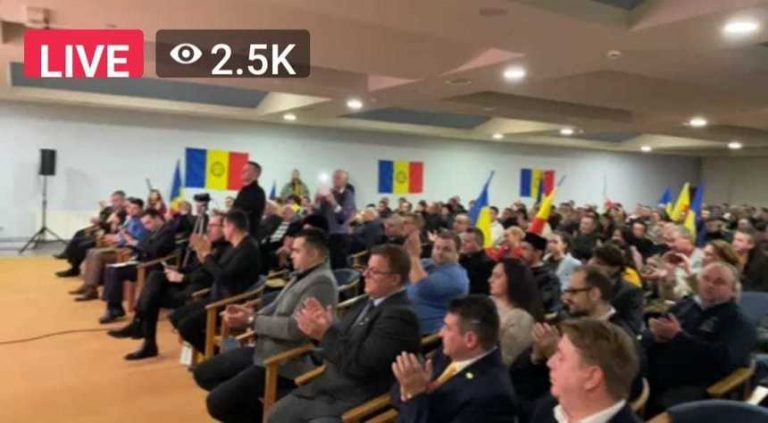 VIDEO | Manifestare AUR la Târgu Mureş cu zeci de participanți, într-un spaţiu închis, fără mască de protecţie