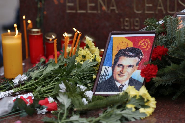 VIDEO | Nostalgicii s-au adunat la mormântul lui Nicolae Ceauşescu în ziua în care fostul dictator ar fi împlinit 104 ani
