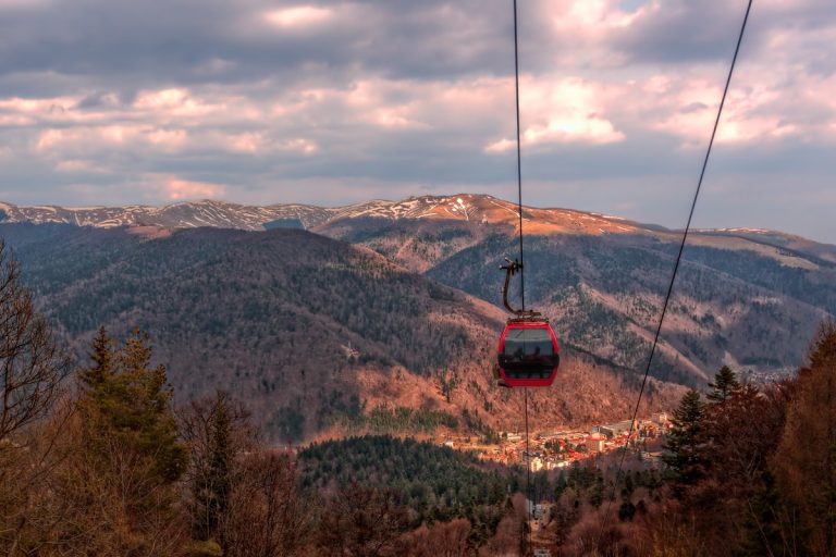 Trei staţiuni de pe Valea Prahovei şi alte localităţi din zone considerate turistice se situează pe primele locuri în ceea ce priveşte rata infectărilor cu virusul SARS-CoV-2