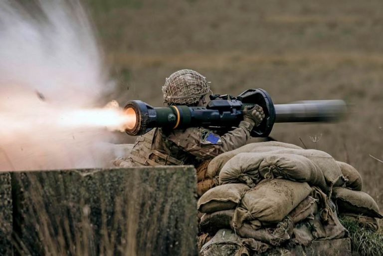 VIDEO | Armata ucraineană testează arma uşoară antitanc de nouă generaţie NLAW livrată de Regatul Unit