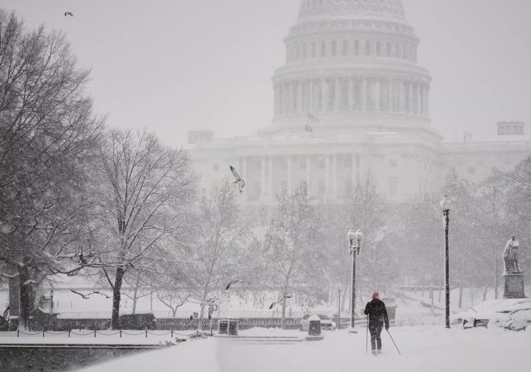 FOTO/VIDEO |  Aproape 5.000 de zboruri anulate în SUA, înaintea unei furtuni în est; stare de urgenţă în New York şi New Jersey
