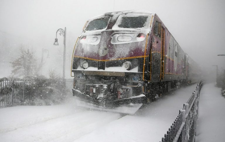 Traficul feroviar, afectat de vântul puternic, ploi şi ninsori viscolite, în mai multe judeţe
