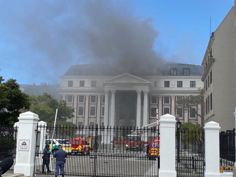 VIDEO | Clădirea parlamentului sud -african din Cape Town, distrusă parţial de un incendiu violent. Un suspect arestat