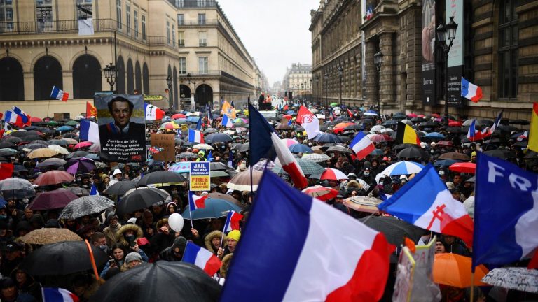 VIDEO | Manifestaţii contra certificatului vaccinal în Franţa. Confruntări între protestatari şi forţele de ordine la Paris