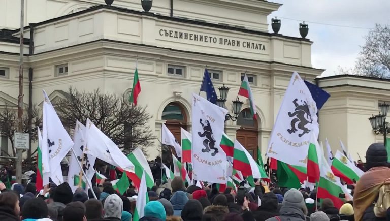 Proteste violente împotriva măsurilor de combatere a epidemiei în Bulgaria