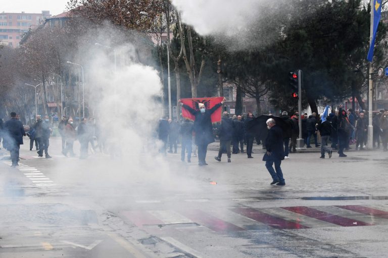 Proteste în Albania: Poliţia a intervenit cu gaze lacrimogene după ce mai multe persoane au atacat cu pietre sediul Partidului Democrat