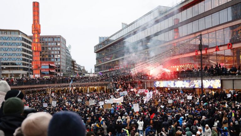 VIDEO | Proteste față de pașapoartele COVID: În Suedia au fost închise preventiv câteva centre de vaccinare de teama manifestanților