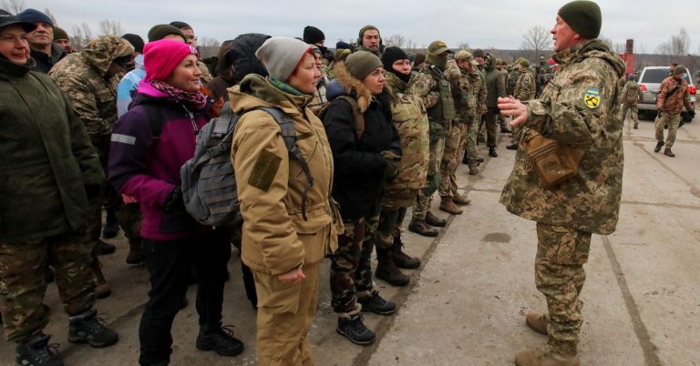 Locuitorii din oraşul Harkov, de lângă graniţa cu Rusia, se pregătesc pentru ce e mai rău