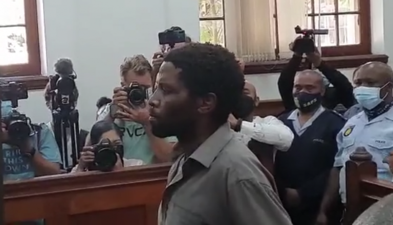 „El e nevinovat!” Presupusul incendiator al Parlamentului sud-african, un bărbat fără adăpost, a fost inculpat de „terorism”