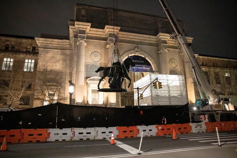 VIDEO | Statuia fostului președinte american Theodore Roosevelt, înlăturată din fața Muzeului American de Istorie Naturală din New York