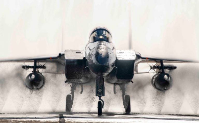 Polonia dezminte că ar vrea să trimită avioane Ucrainei