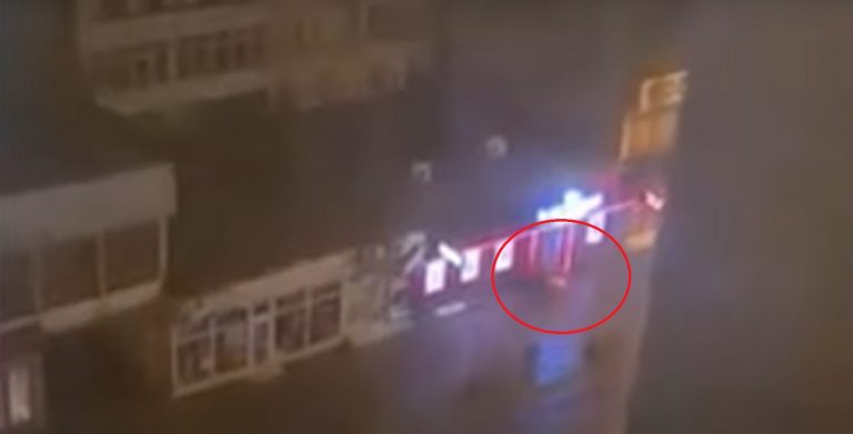 VIDEO | Copil de un an şi trei luni, lăsat de mamă în cărucior în faţa unei săli de jocuri. Căruciorul a fost luat de vânt şi dus la marginea şoselei