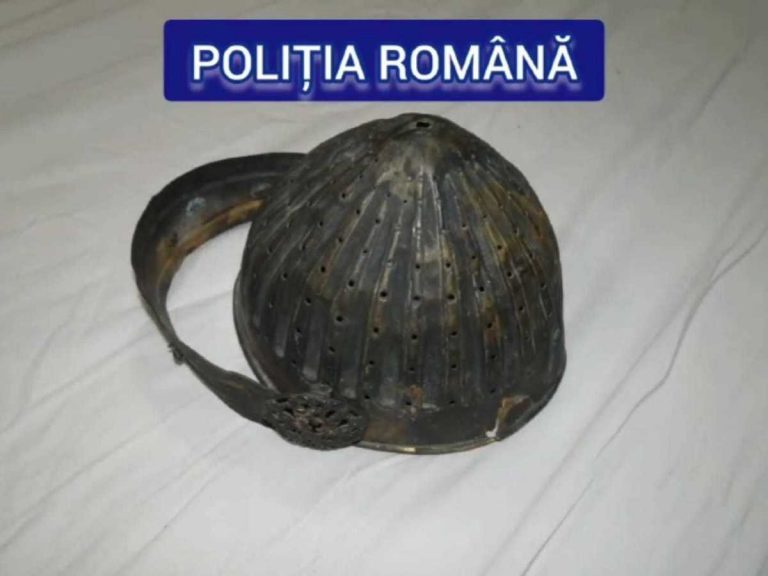Coif din secolul al XVIII-lea, obiect de patrimoniu, găsit de poliţişti în locuinţa unui bărbat care încerca să îl vândă pe internet