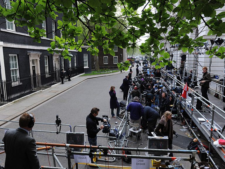 Londra amenință cu sancțiuni dacă Moscova va instala un regim marionetă la Kiev