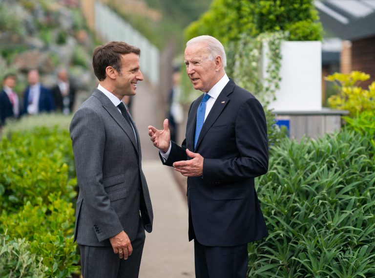 Palatul Elysee: Macron discută cu Biden despre garanţii de securitate care ar putea fi oferite Ucrainei în vederea revenirii păcii în Europa
