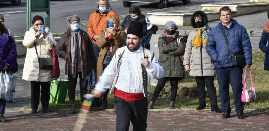 Traditionalul Plugusor si jocul Caprei la Catedrala Episcopala din Drobeta Turnu Severin, in prezenta PS Nicodim, Episcopul Severinului si Strehaiei, sambata 1 ianuarie 2022. Inquam Photos / Justinel Stavaru