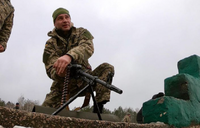 Vitali Kliciko face pregătire militară cu rezerviştii ucraineni