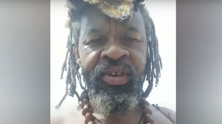 VIDEO | „Poliție….ai declarat război!” „Regele Khoisan”, arestat după ce a crescut cannabis lângă palatul prezidențial