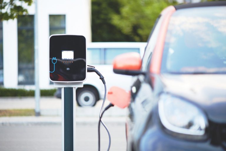 Franţa înăspreşte reglementările la subvenţiile pentru vehiculele electrice fabricate în China