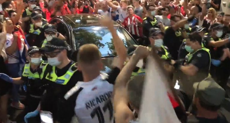 VIDEO | Manifestație pro-Djokovici la Melbourne. Poliția a folosit spray-uri lacrimogene