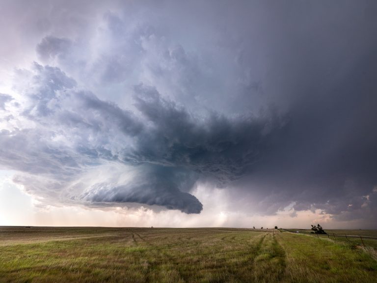 Meteorologii anunţă vânt puternic, cu rafale ce pot depăşi 55 de kilometri la oră, până sâmbătă seară