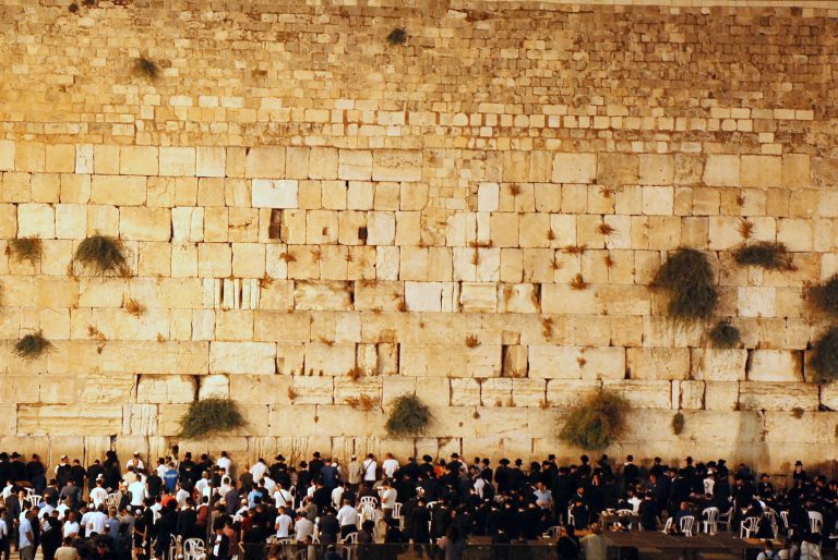 Patriarhul ortodox al Ierusalimului acuză grupuri radicale israeliene că ameninţă prezenţa creştinilor în oraşul sfânt