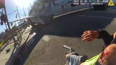 VIDEO | Pilot rănit, scos din avionul prăbușit cu câteva secunde înainte ca aparatul să fie izbit de tren