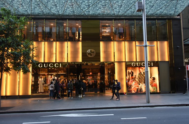 Facebook şi Instagram, folosite masiv de comercianţii de produse de lux falsificate sub mărcile Louis Vuitton, Gucci and Chanel