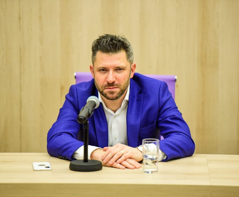 Prefectul de Timiş, după ce un poliţist a fost lovit de un interlop de faţă cu colegii lui: Lipsa de acţiune a colegilor poliţistului în timp ce acesta e lovit este revoltătoare!