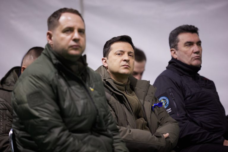 Zelenski decretează legea marţială pe întreg teritoriul Ucrainei