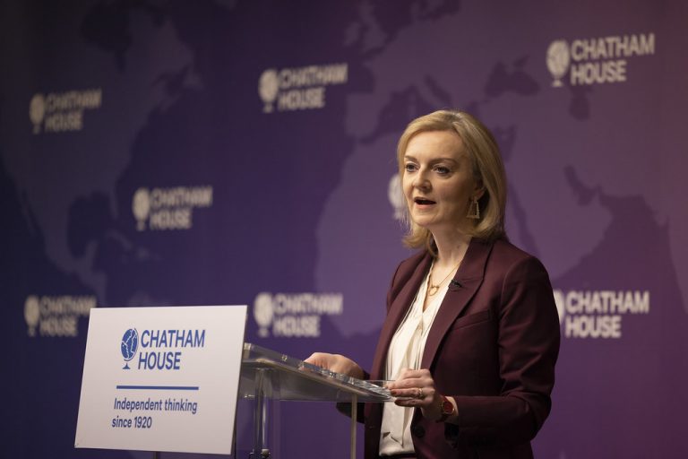 Șefa diplomației britanice cere Rusiei o „retragere pe scară largă” a trupelor de la graniţa cu Ucraina