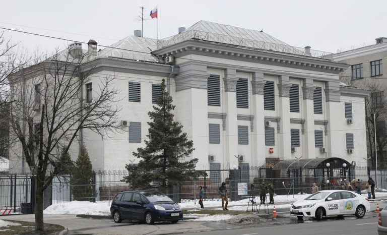 Rusia îşi retrage personalul diplomatic din Ucraina