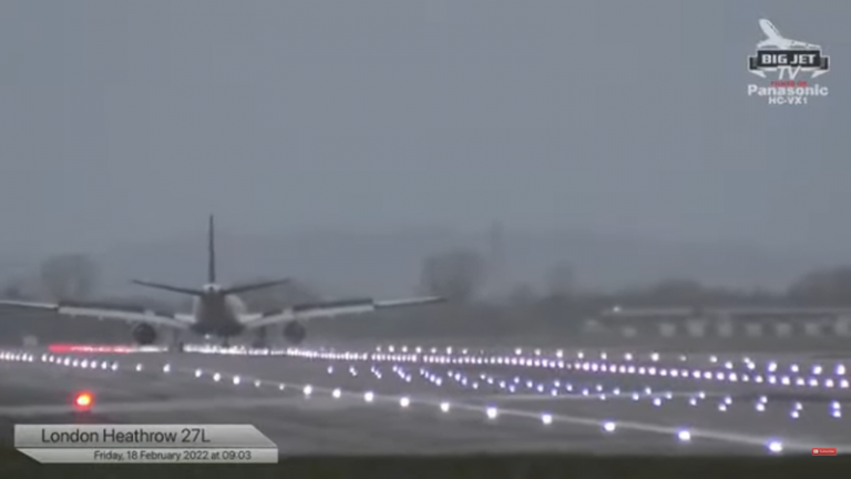 VIDEO | Filmare în direct cu avioanele care aterizau pe timp de furtună pe aeroportul Heathrow