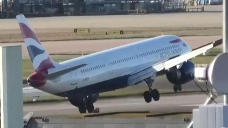 VIDEO | Aproape de catastrofă: Un avion de linie renunță la aterizarea pe aeroportul Heathrow din cauza vântului puternic