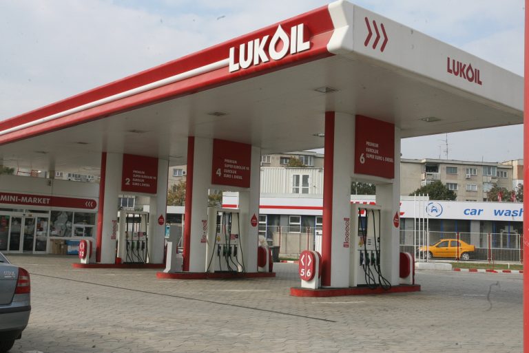 Toţi ruşii din fruntea Petrotel Lukoil Ploieşti au fost demişi. Cine a preluat conducerea